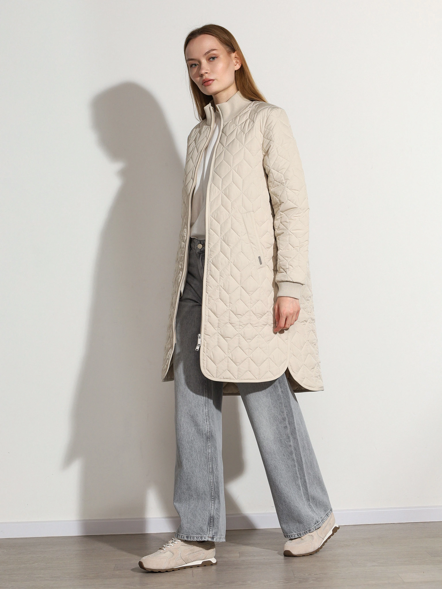 Пальто стеганое светло-бежевого цвета прямого кроя